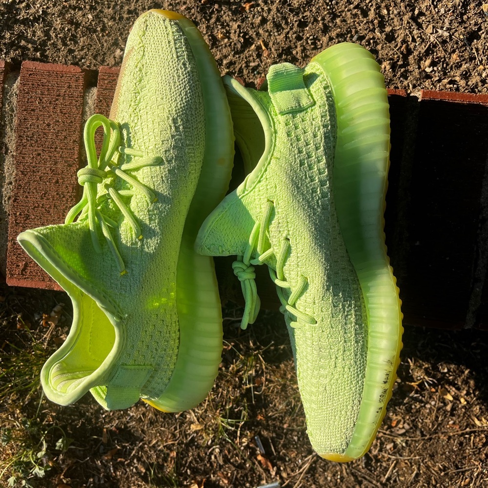 YEEZY GLOW - WOMENS SIZE 7.5 - DAUGHTER DOESN’T LIKE THEM ANYMORE 🙄